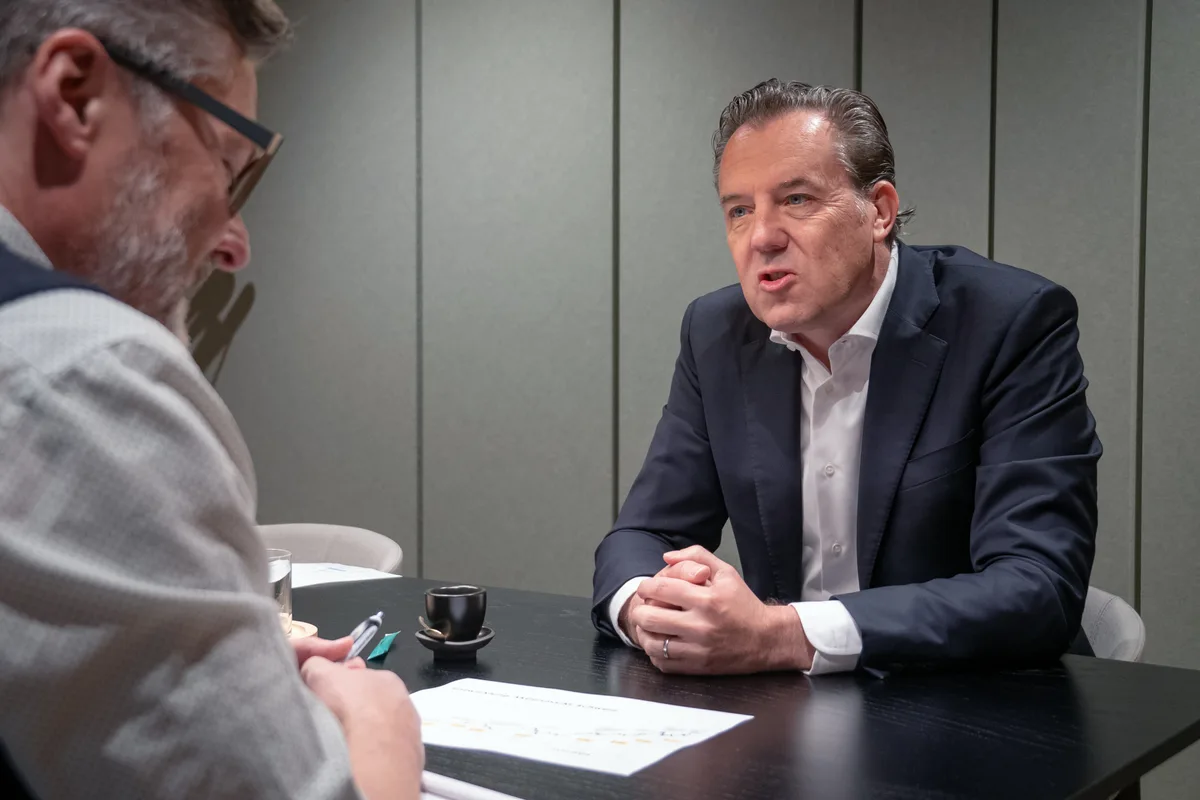 «Es ist gesund, wenn die Leute sparen und etwas für ihr gespartes Geld erhalten»: André Wegmann im Interview mit ZO/AvU-Redaktor Sandro Compagno. André Wegmann im Gespräch mit Sandro Compagno.